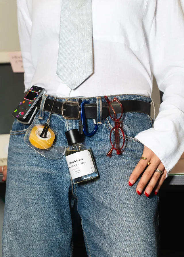 El perfume colgado del cinturón de unos jeans